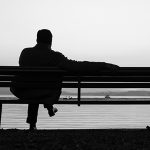 Man på bänk web pre